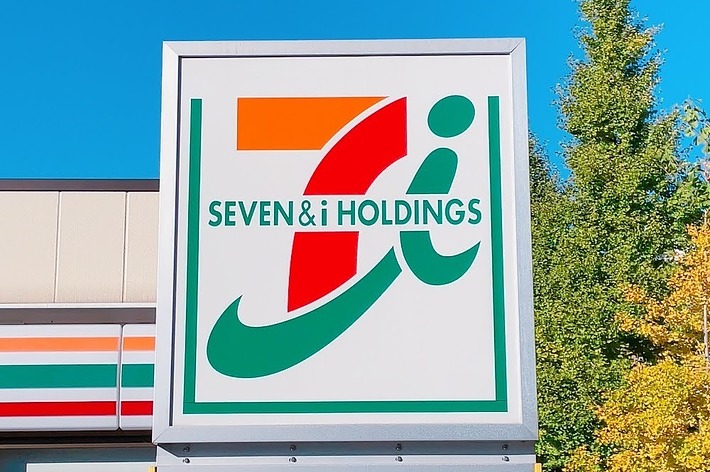 セブン&アイ・ホールディングスのロゴがある看板