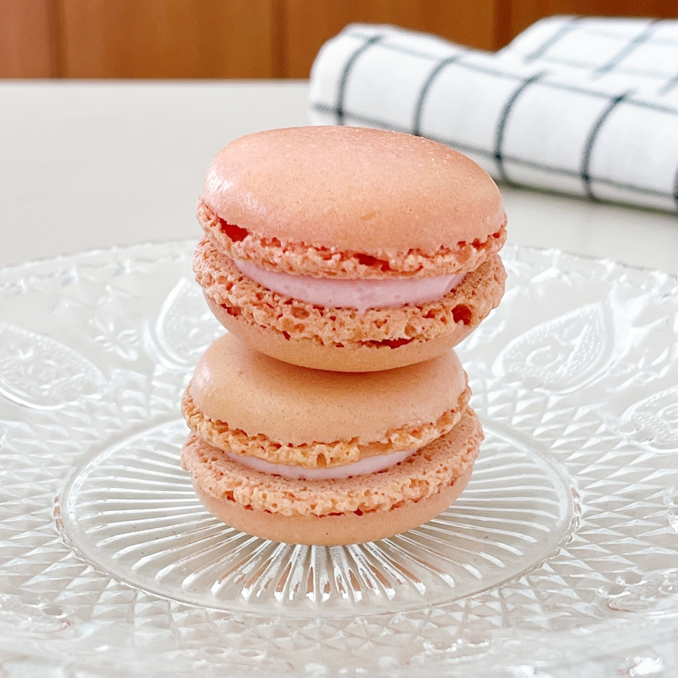 セブン-イレブンのおすすめスイーツ「7プレミアム マカロン あまおう苺&ピーチ」