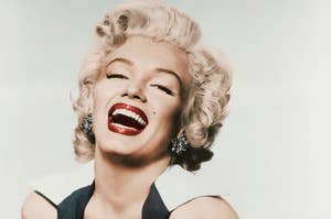 名前を特定できないため、マリリン・モンロー風の女性が笑っている写真です。