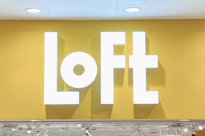 Loft店の入口にある大きなロゴと、化粧品や健康商品を扱う店内の様子です。