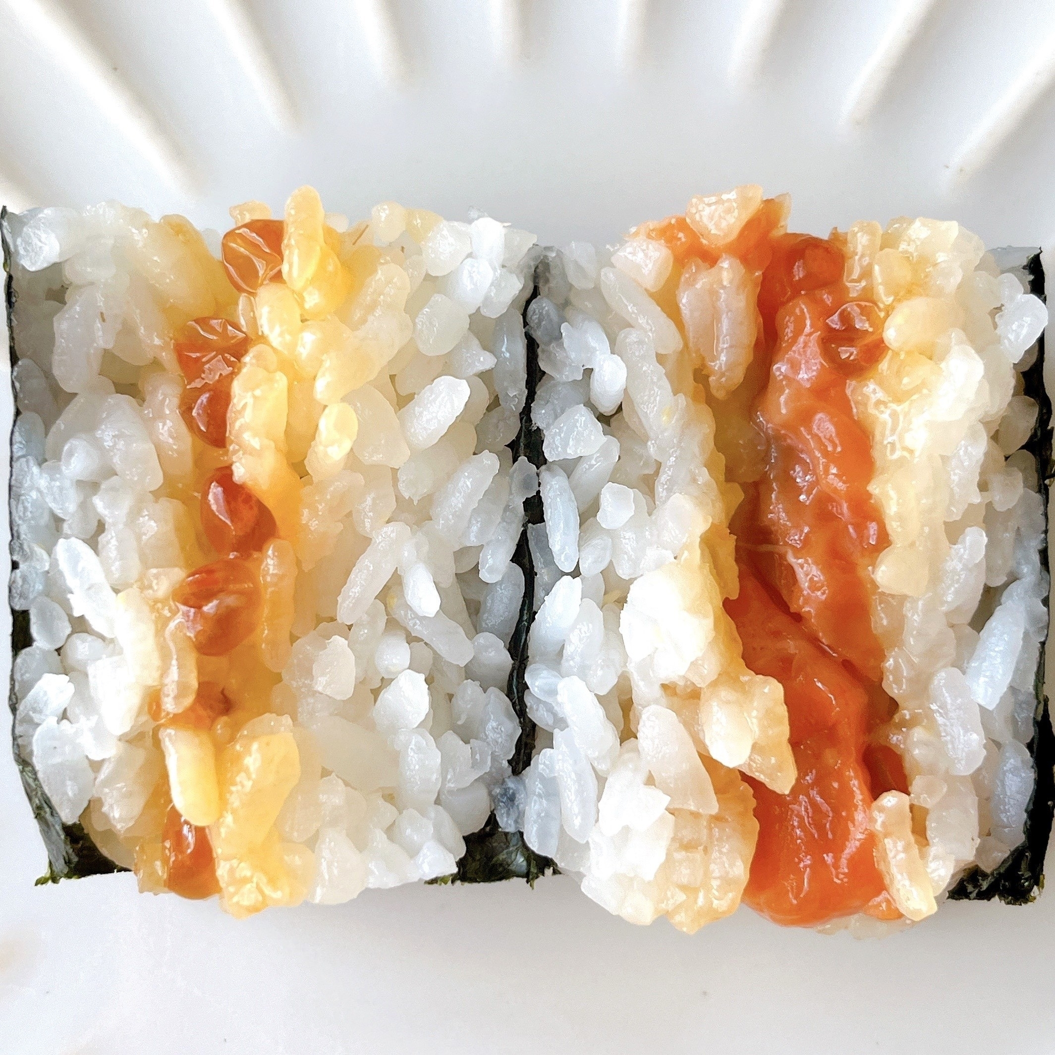 セブン‐イレブンのおすすめフード「手巻寿司 サーモンといくら巻」