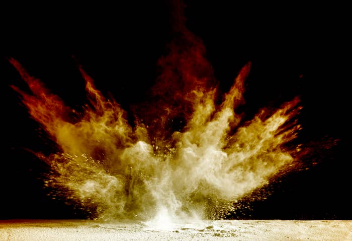 爆発する砂と塵のダイナミックなイメージ