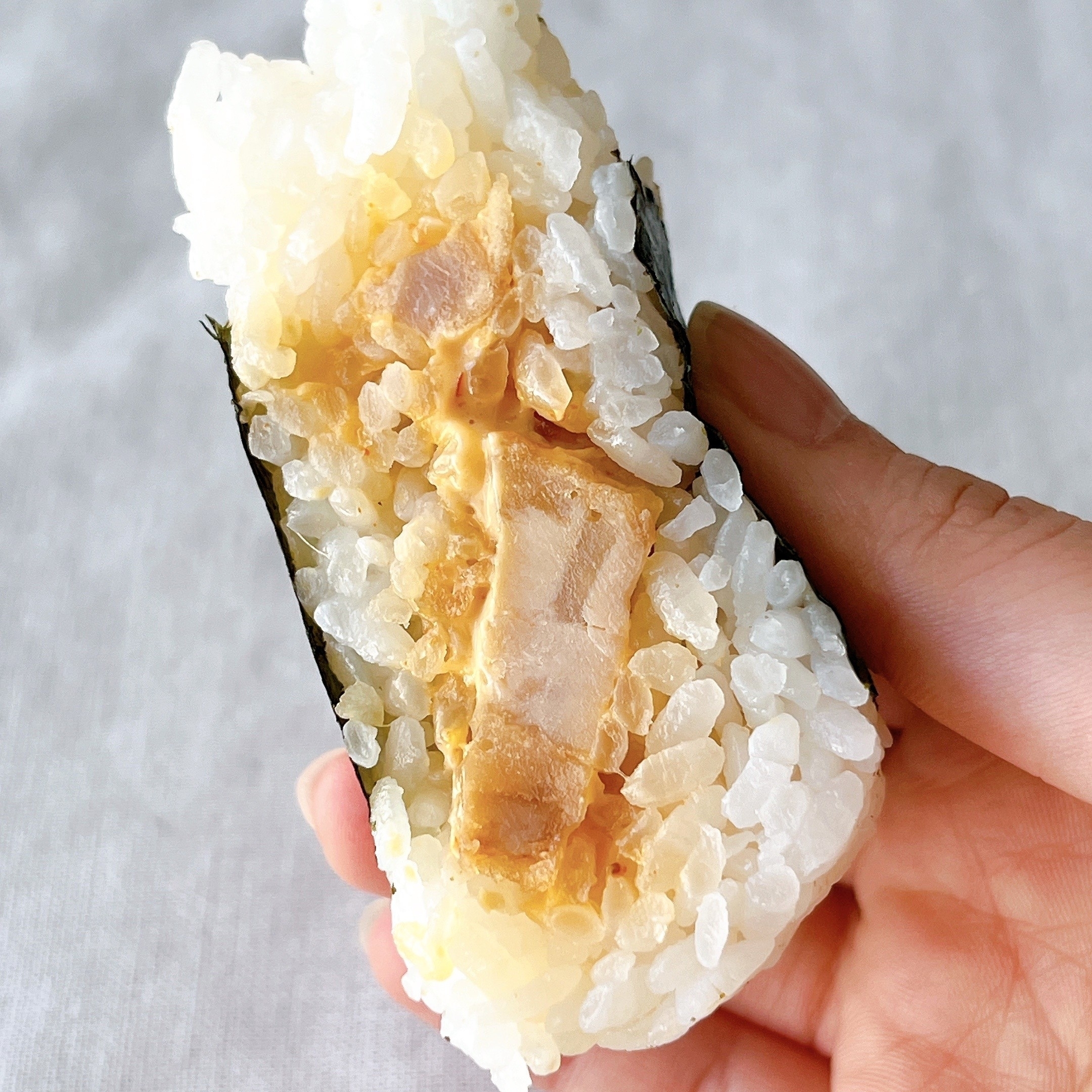 セブン‐イレブンのおすすめフード「直巻おむすび 旨辛鶏唐揚げマヨネーズ」