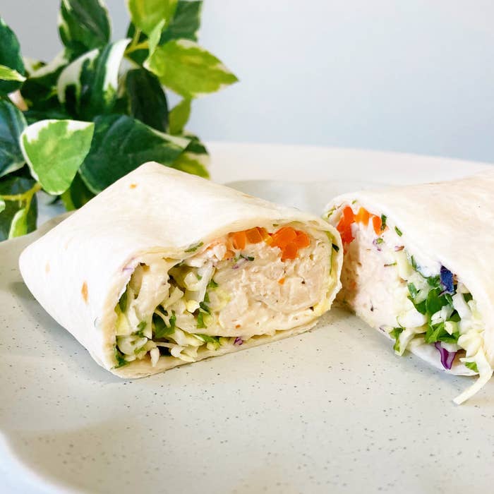 セブン‐イレブンのおすすめフード「ラップデリ蒸し鶏のシーザーサラダ」