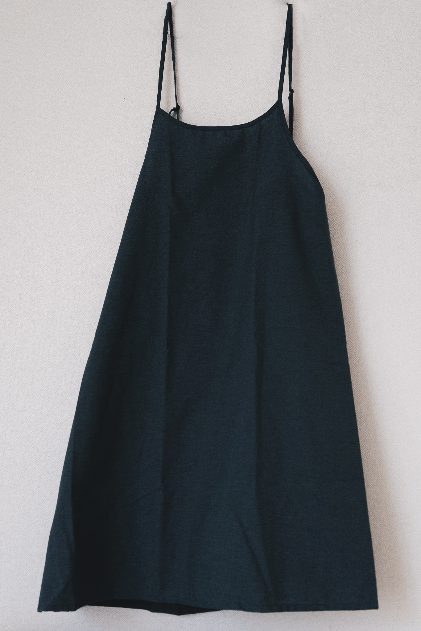 3COINSのおすすめキッチンアイテム「被るだけキャミソールエプロン/KITINTO」