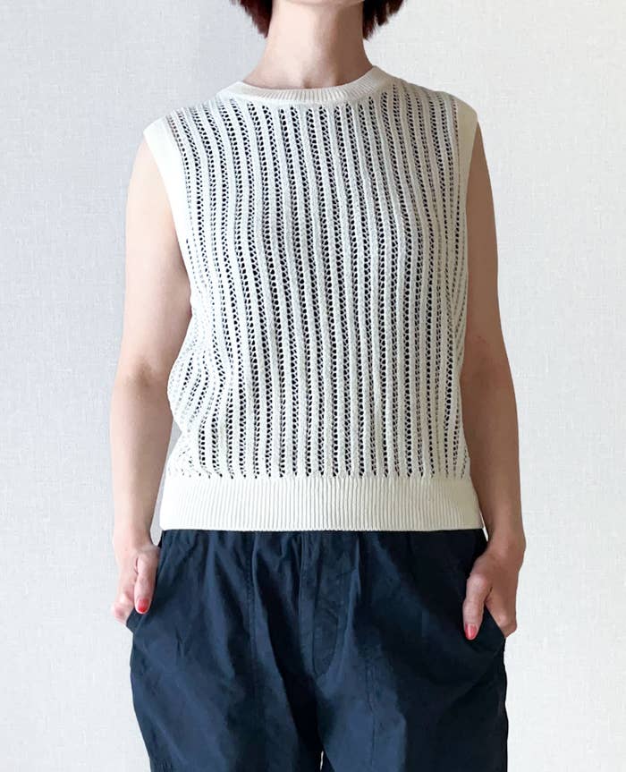 ユニクロのおすすめファッションアイテム「メッシュクルーネックショートセーター（ノースリーブ）」
