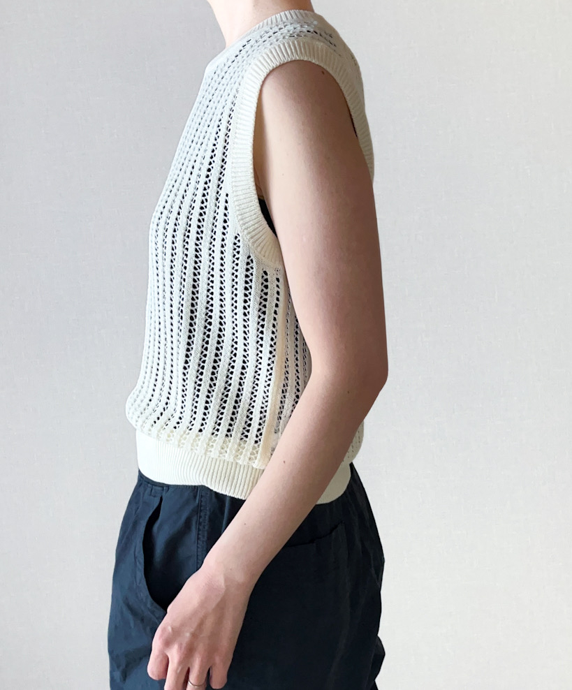 ユニクロのおすすめファッションアイテム「メッシュクルーネックショートセーター（ノースリーブ）」