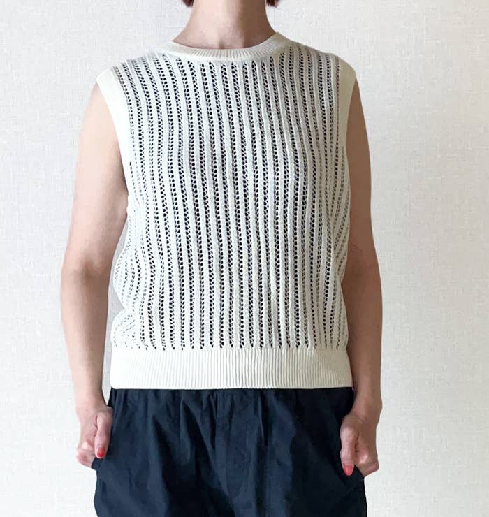 ユニクロのおすすめファッションアイテム「メッシュクルーネックショートセーター（ノースリーブ）」