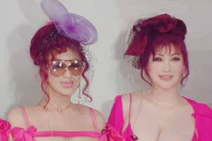 二人の女性がホットピンクのドレスと紫の帽子を着用しています。