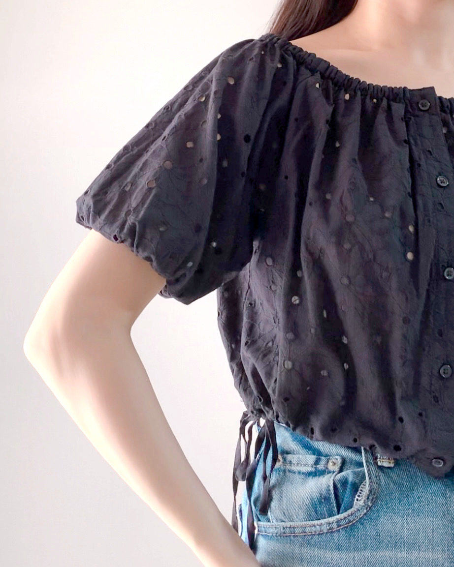 GU(ジーユー)のおすすめトップス「コットンレースクロップドブラウス(半袖)」