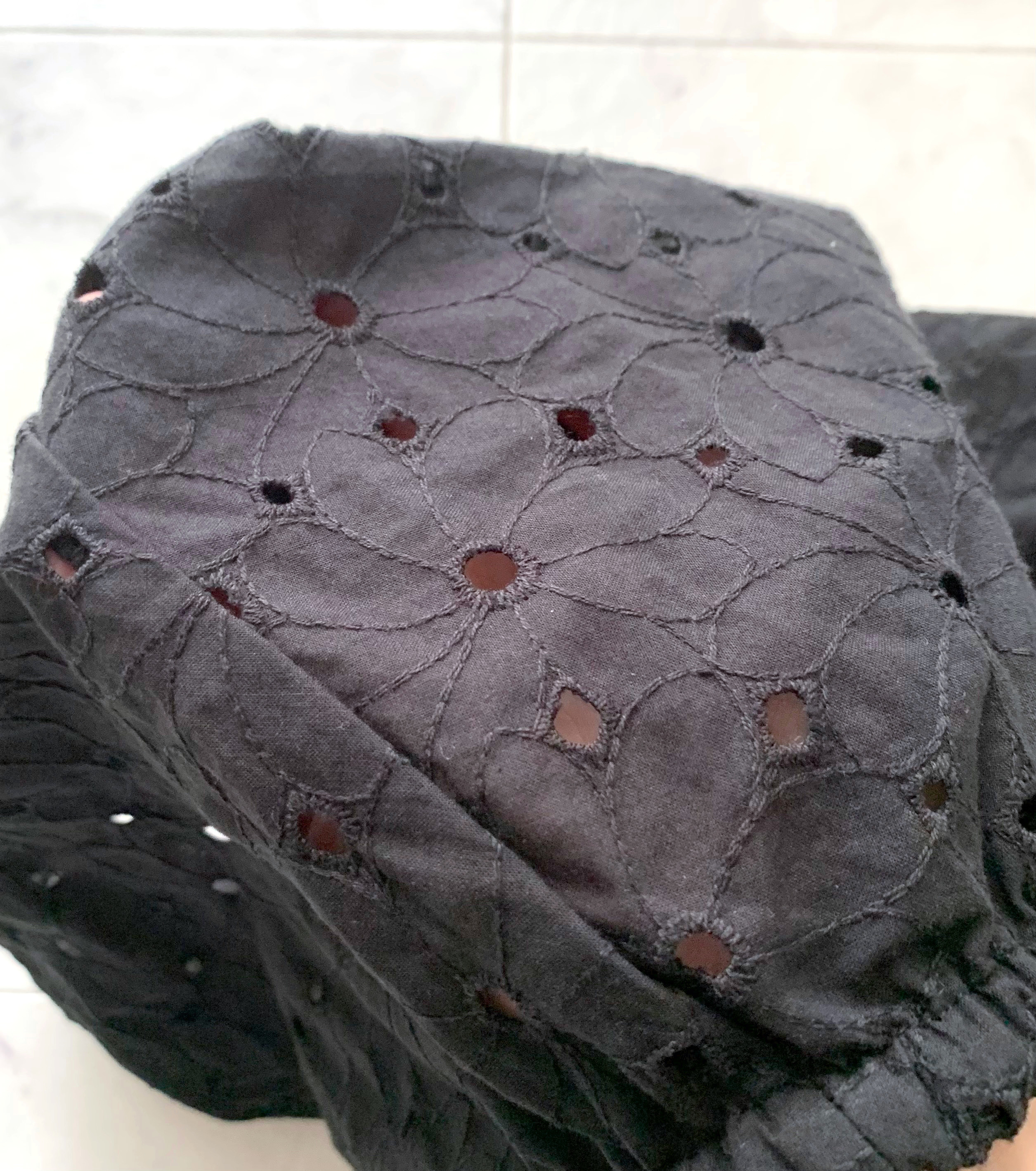 GU(ジーユー)のおすすめトップス「コットンレースクロップドブラウス(半袖)」