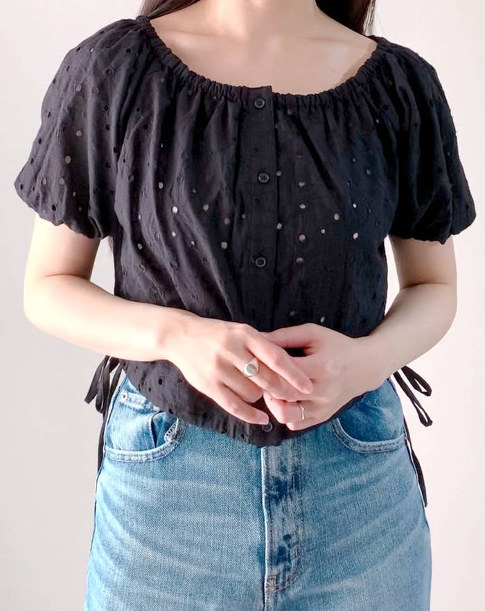 PGU(ジーユー)のおすすめトップス「コットンレースクロップドブラウス(半袖)」