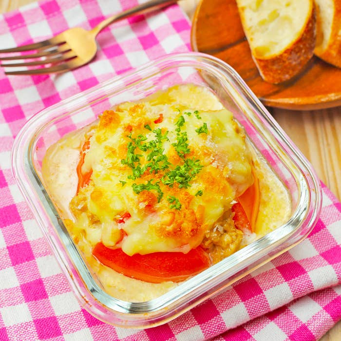 トマトとチーズのグラタンが入った耐熱容器。