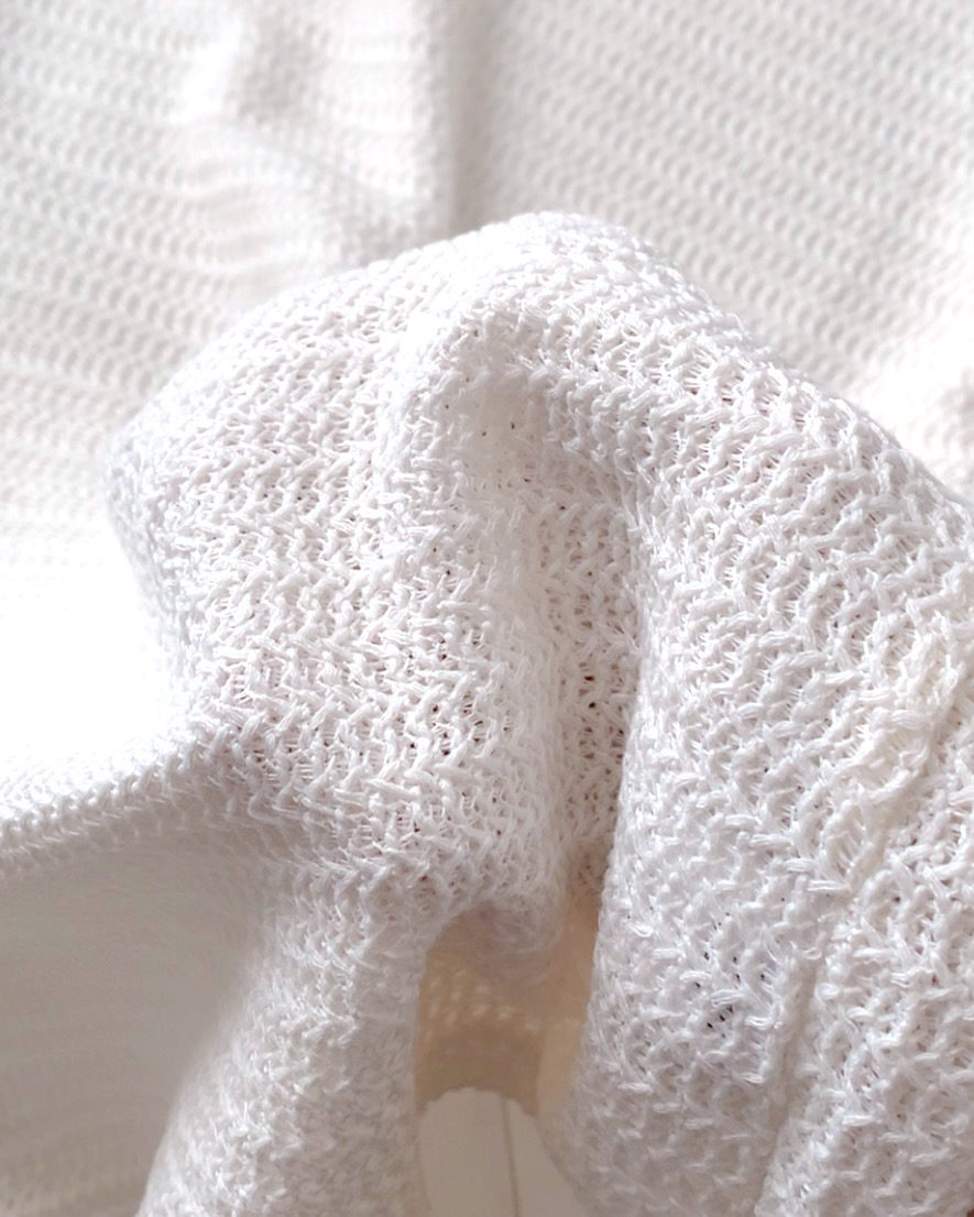 GU(ジーユー)のおすすめトップス「メッシュテクスチャー クルーネックT(5分袖)」