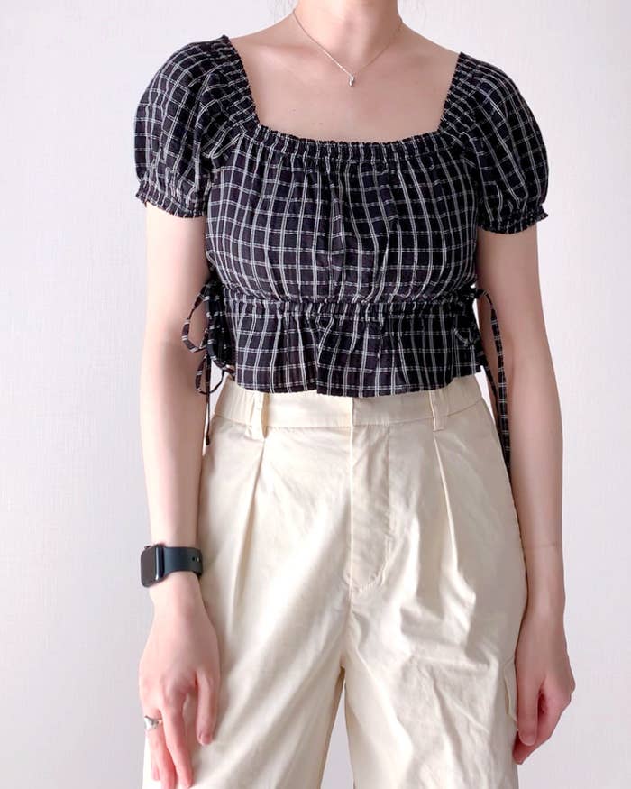 UNIQLO(ユニクロ)のおすすめトップス「ギャザークロップドチェックブラウス(半袖)」