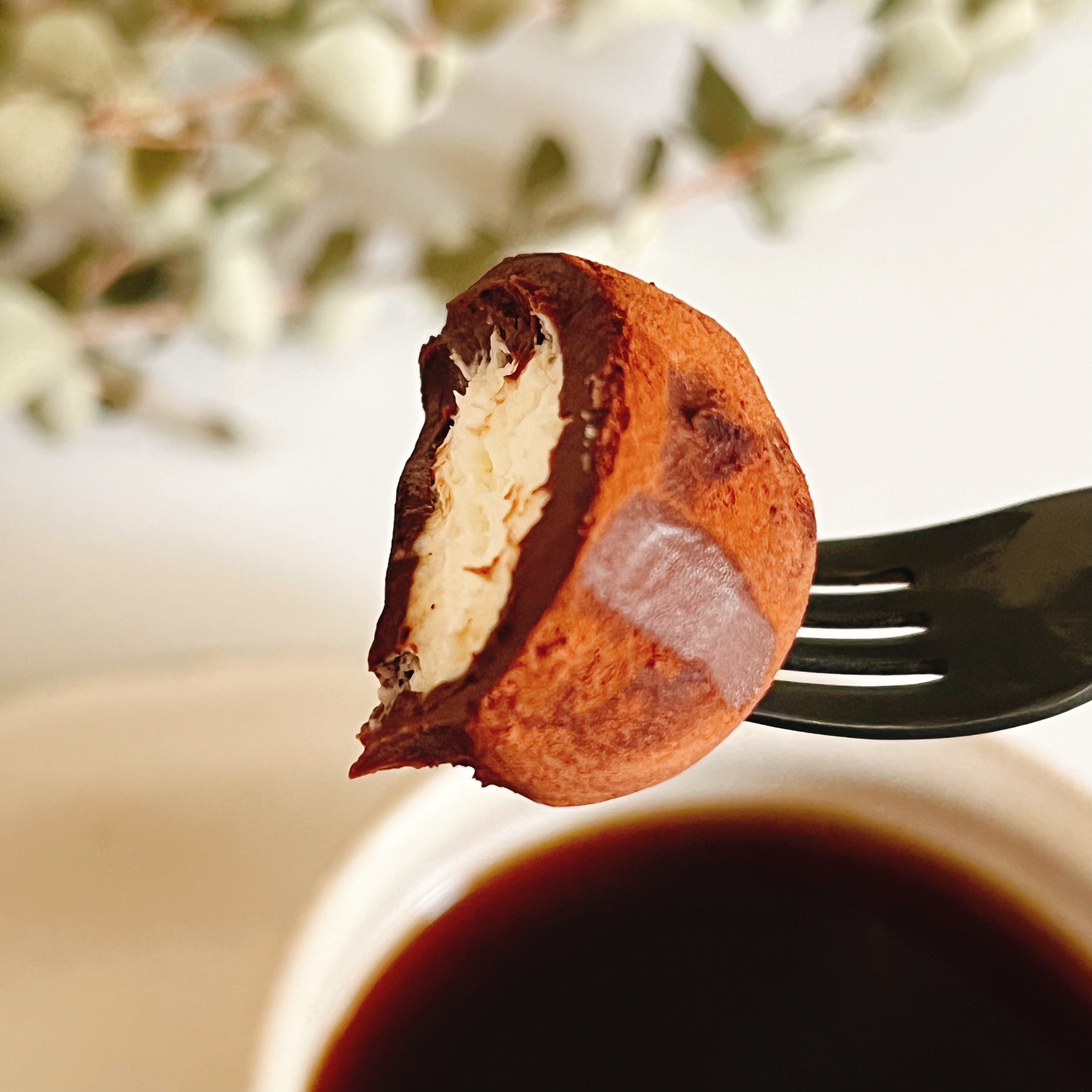 LAWSON(ローソン)のおすすめ冷凍スイーツ「生チョコトリュフ クリーム入り」