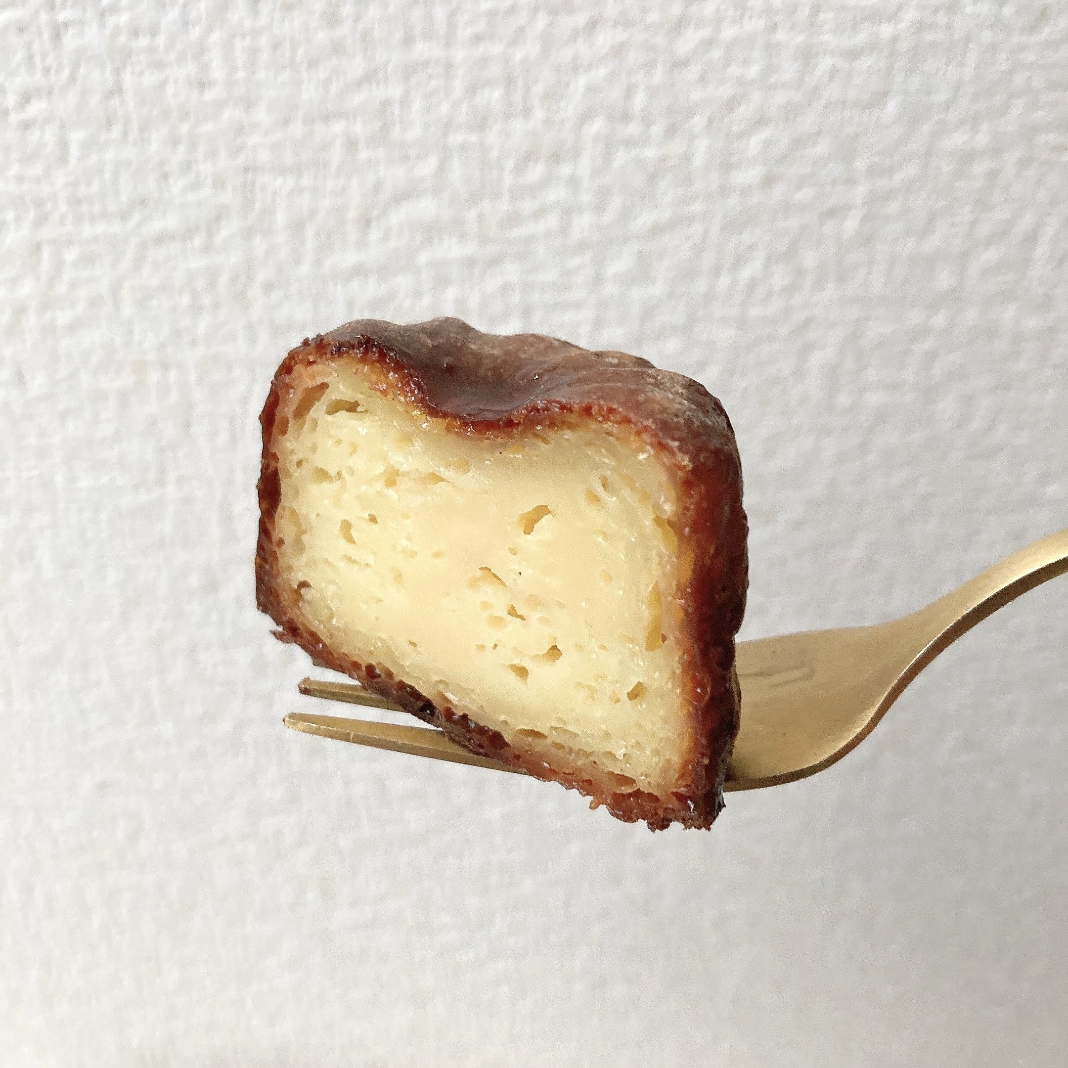 LAWSON(ローソン)のおすすめ冷凍スイーツ「焦がしバター香るカヌレ」