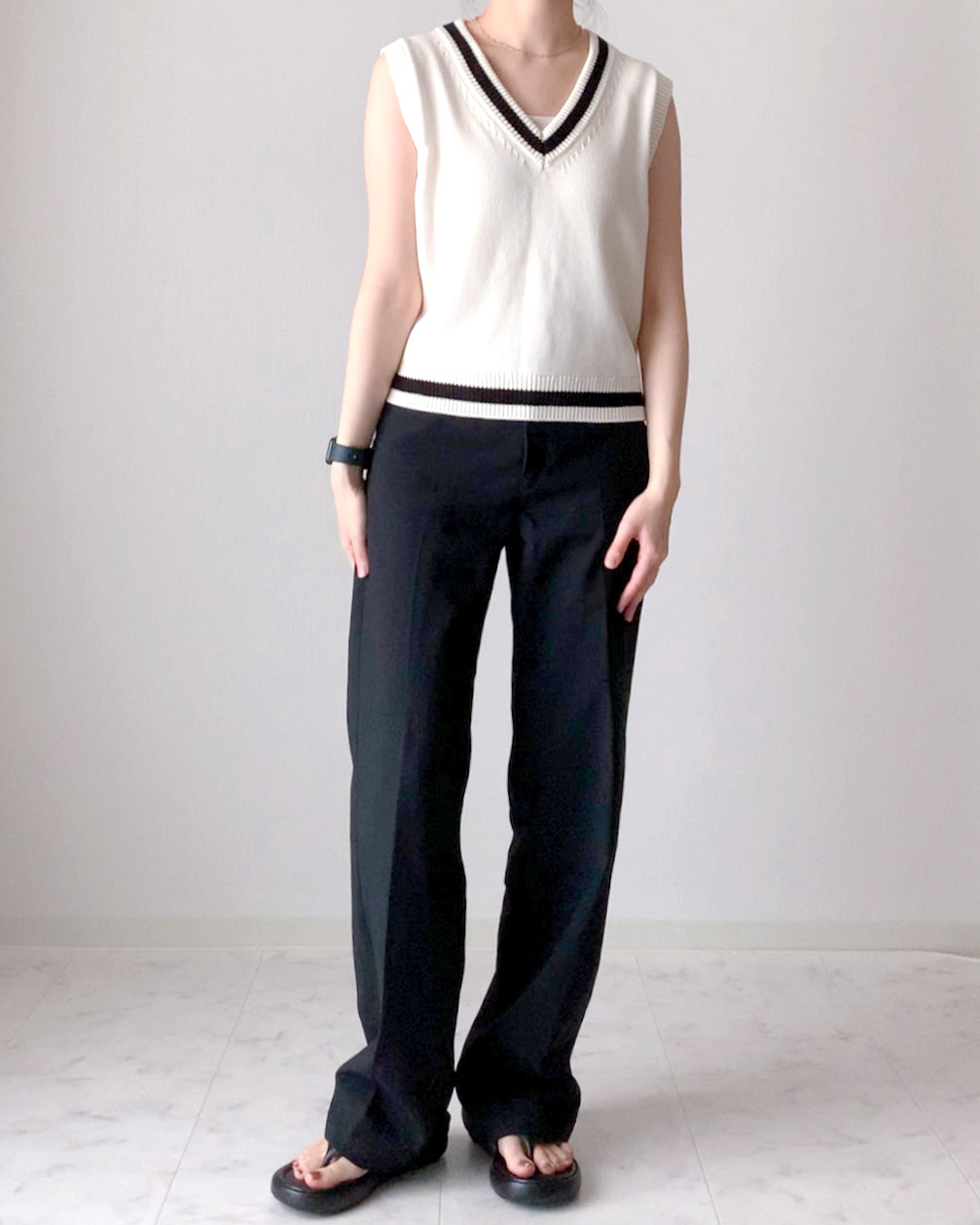 GUのおすすめファッションアイテム「チルデンセーター(ノースリーブ)Q+E」