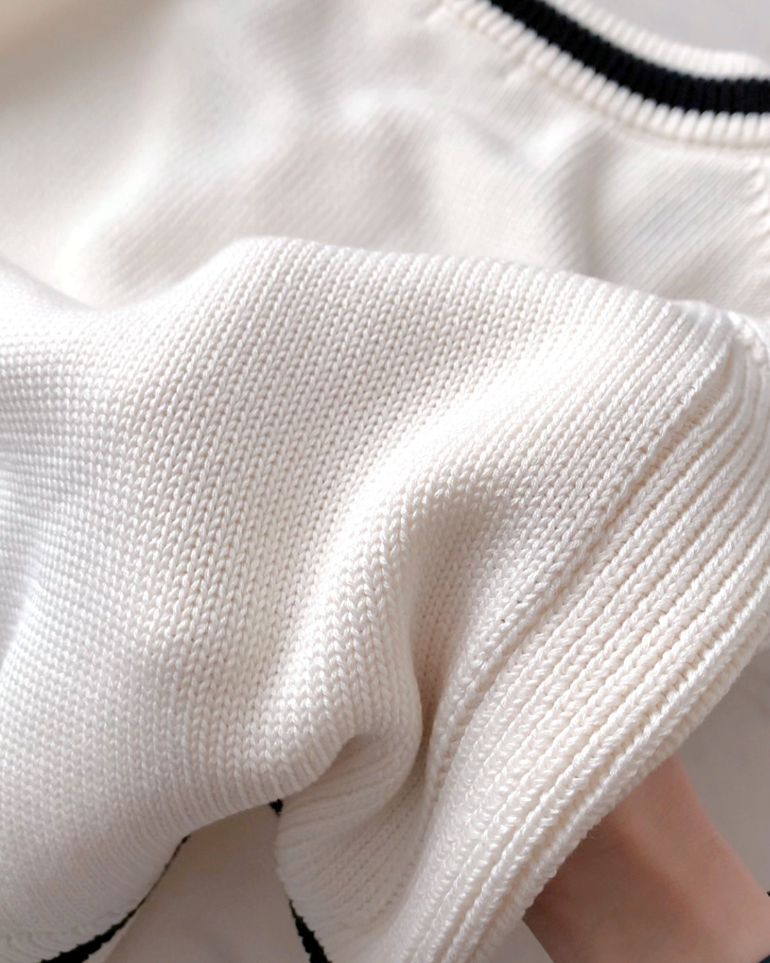 GUのおすすめファッションアイテム「チルデンセーター(ノースリーブ)Q+E」