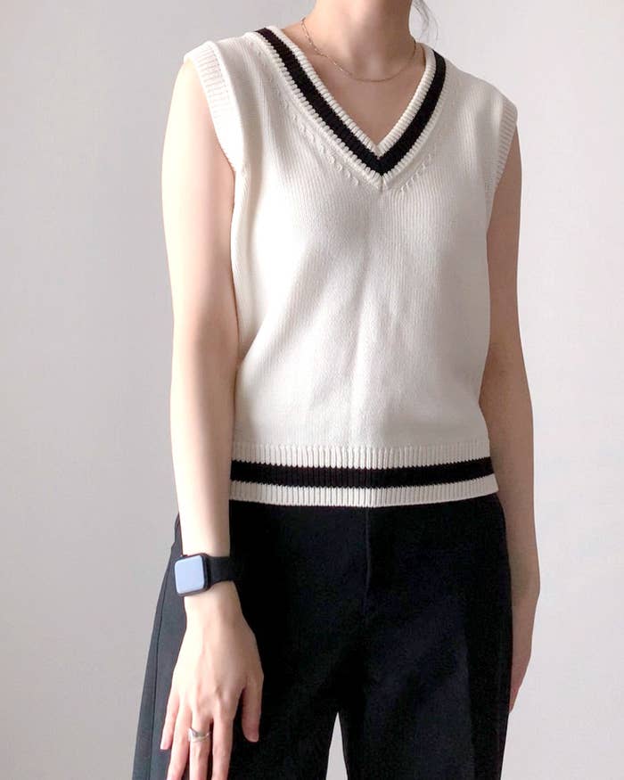 GUのおすすめファッションアイテム「チルデンセーター(ノースリーブ)Q+E」