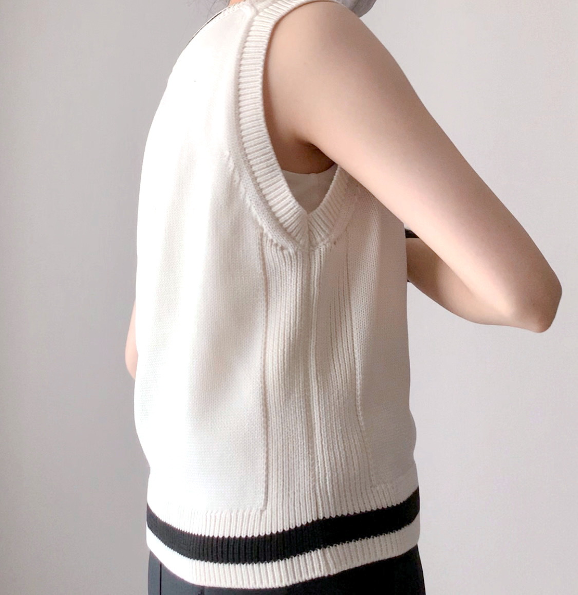 GUのおすすめファッションアイテム「チルデンセーター(ノースリーブ)Q+E」