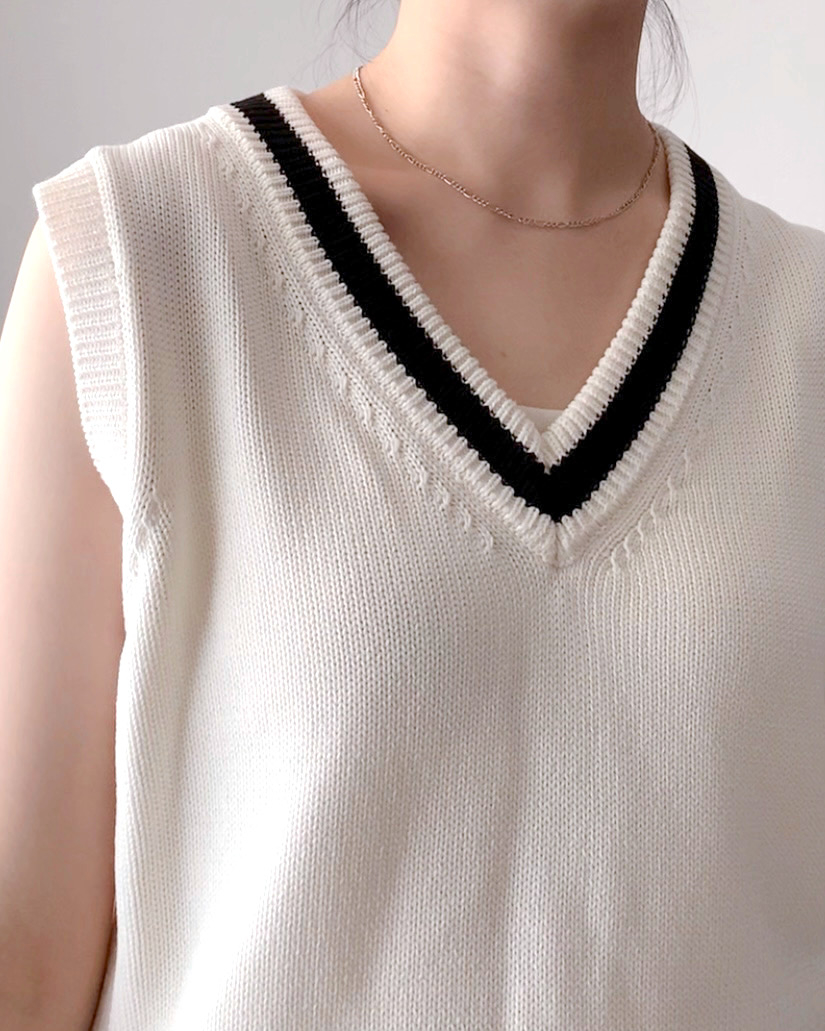 GUのおすすめファッションアイテム「チルデンセーター(ノースリーブ)Q+E」