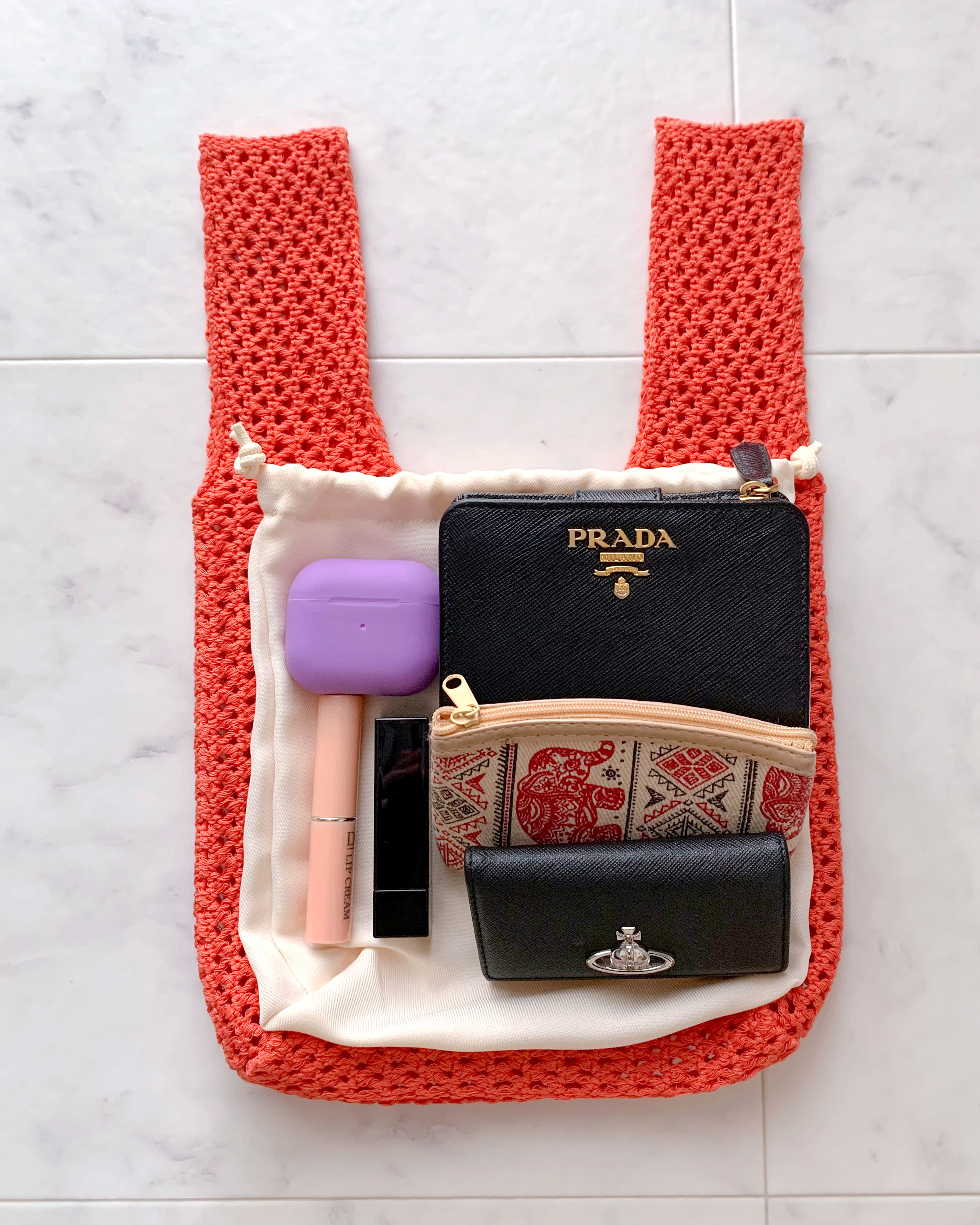 GUのおすすめファッションアイテム「メッシュニットミニバッグ」