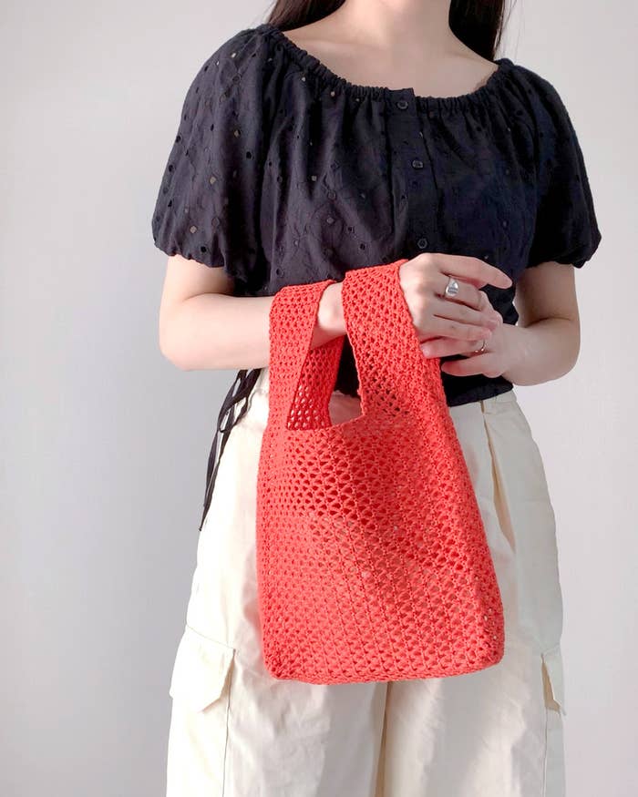 GUのおすすめファッションアイテム「メッシュニットミニバッグ」