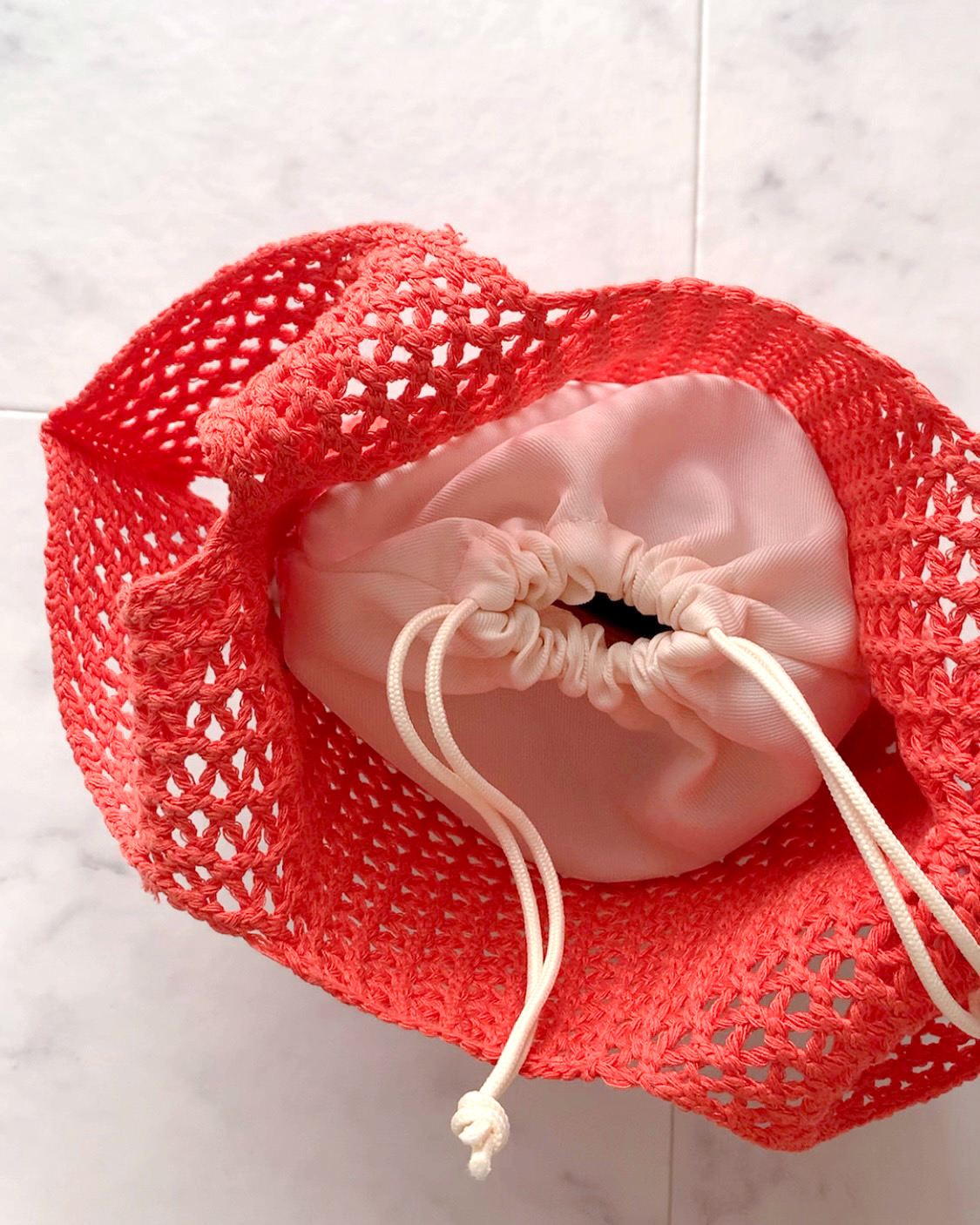 GUのおすすめファッションアイテム「メッシュニットミニバッグ」