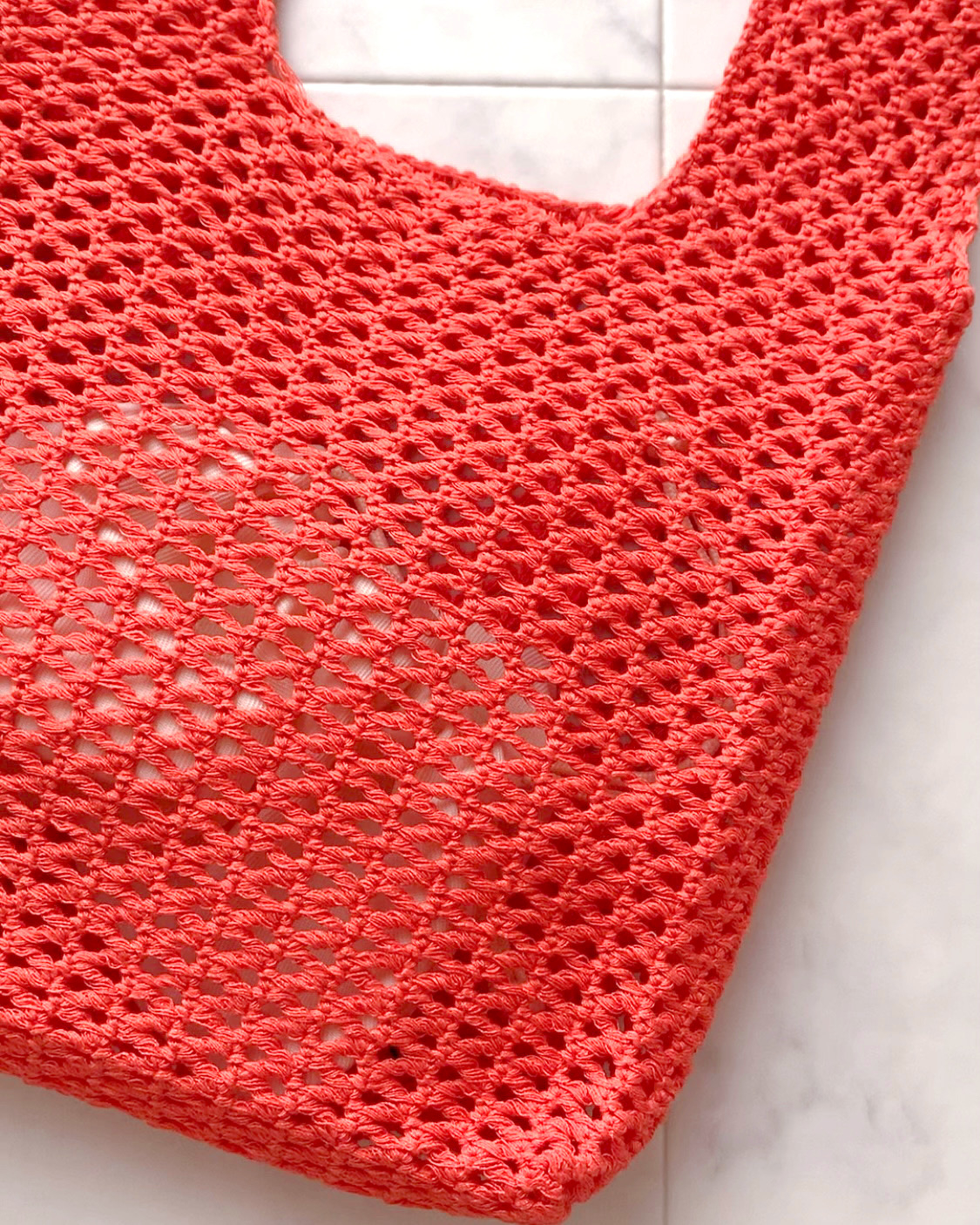 GUのおすすめファッションアイテム「メッシュニットミニバッグ」