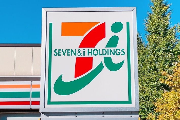 セブン&アイ・ホールディングスのロゴが掲示された看板です。