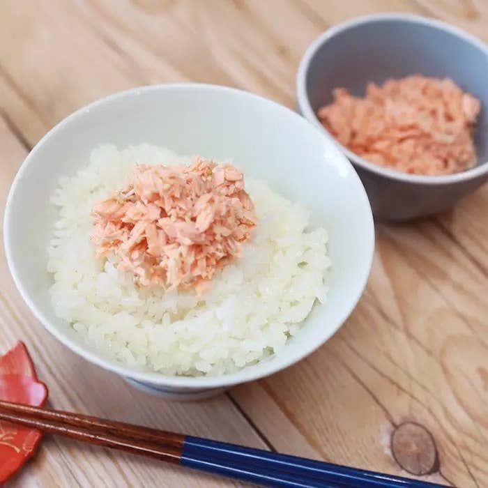 ご飯の上にサケフレークがのったどんぶりがあります。