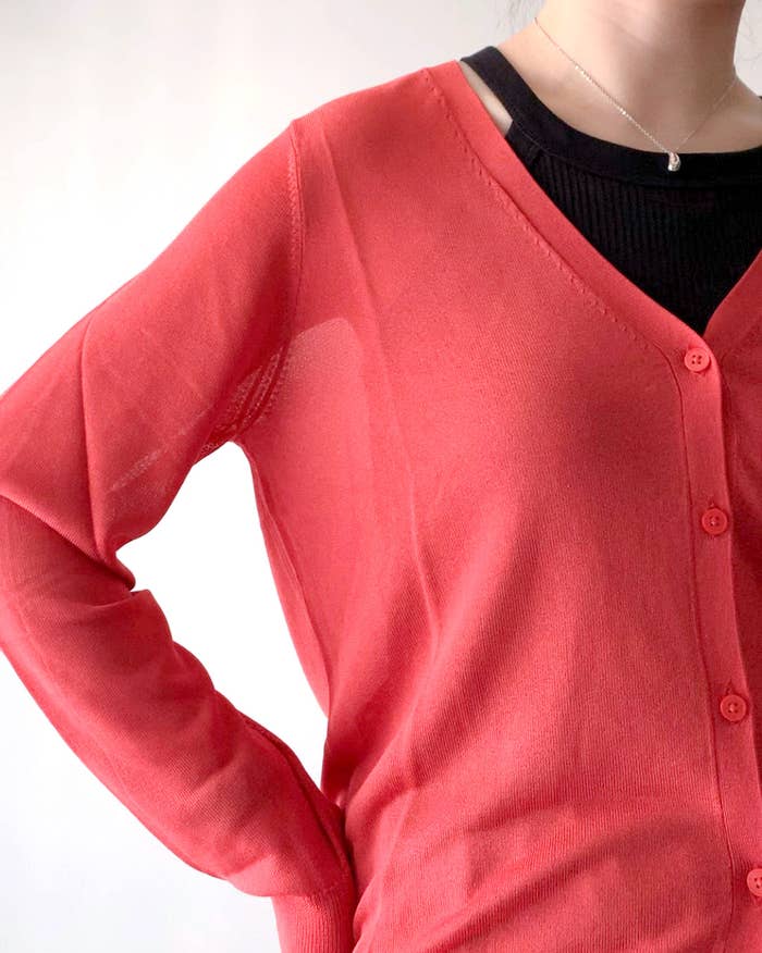 ユニクロのおすすめファッションアイテム「ライトVネックカーディガン(長袖)」