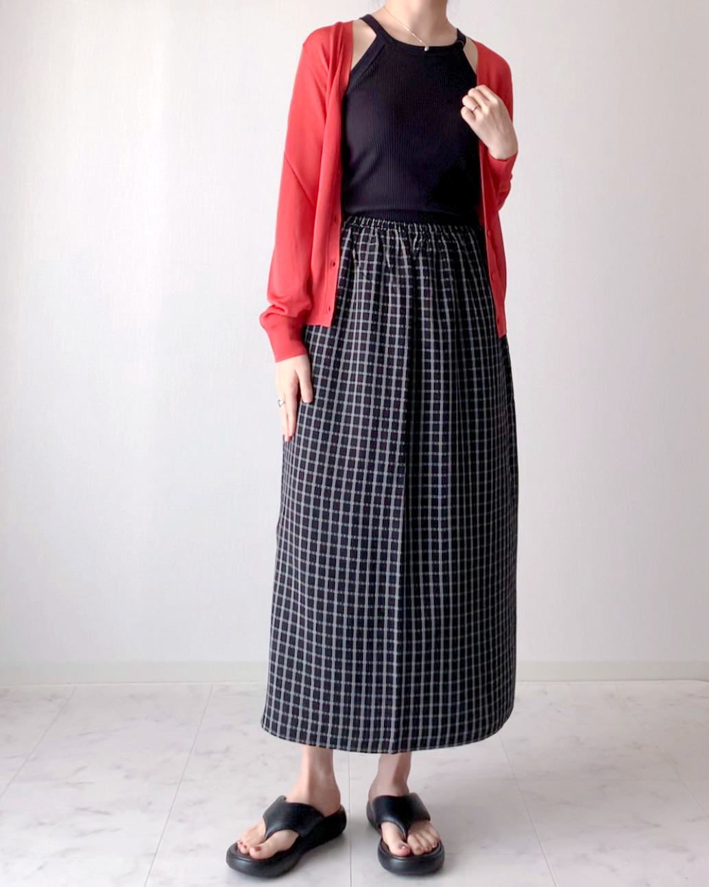 ユニクロのおすすめファッションアイテム「ライトVネックカーディガン(長袖)」