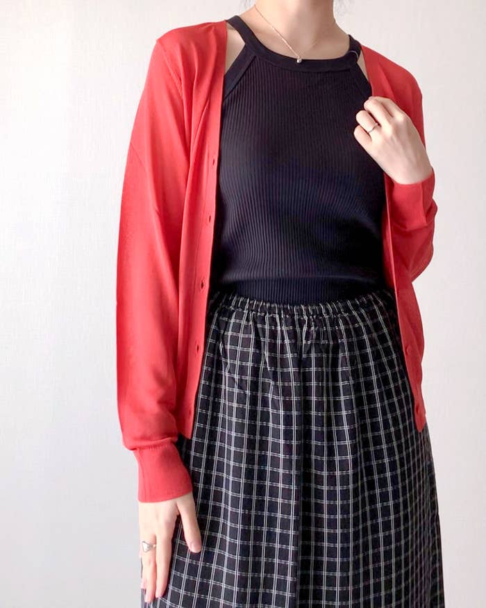 ユニクロのおすすめファッションアイテム「ライトVネックカーディガン(長袖)」