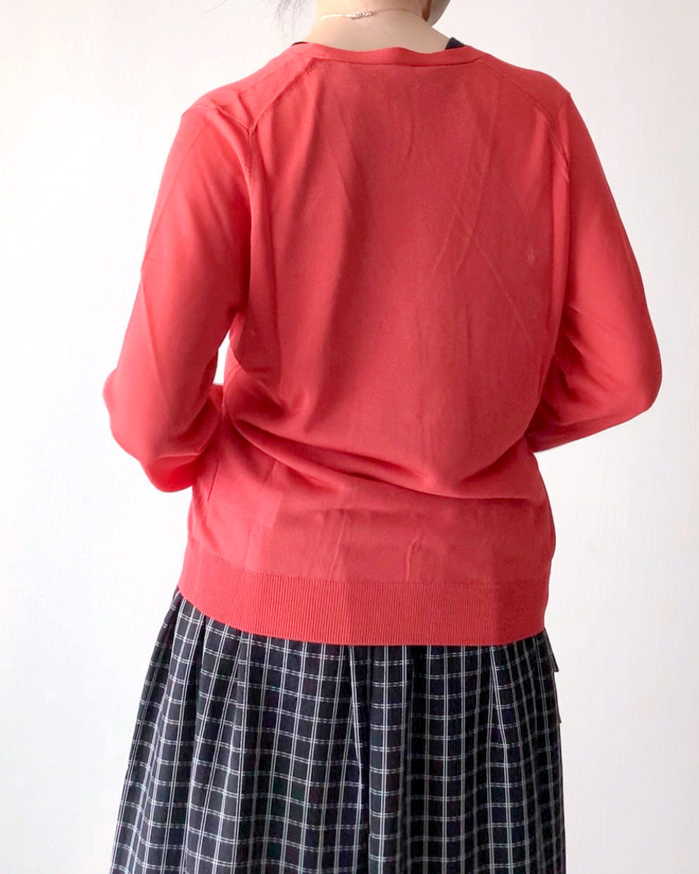 ユニクロのおすすめファッションアイテム「ライトVネックカーディガン(長袖)」