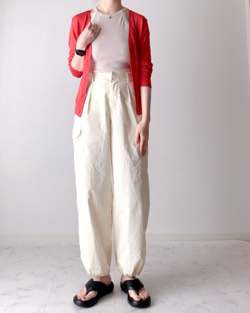 ユニクロのおすすめファッションアイテム「ライトVネックカーディガン(長袖)」