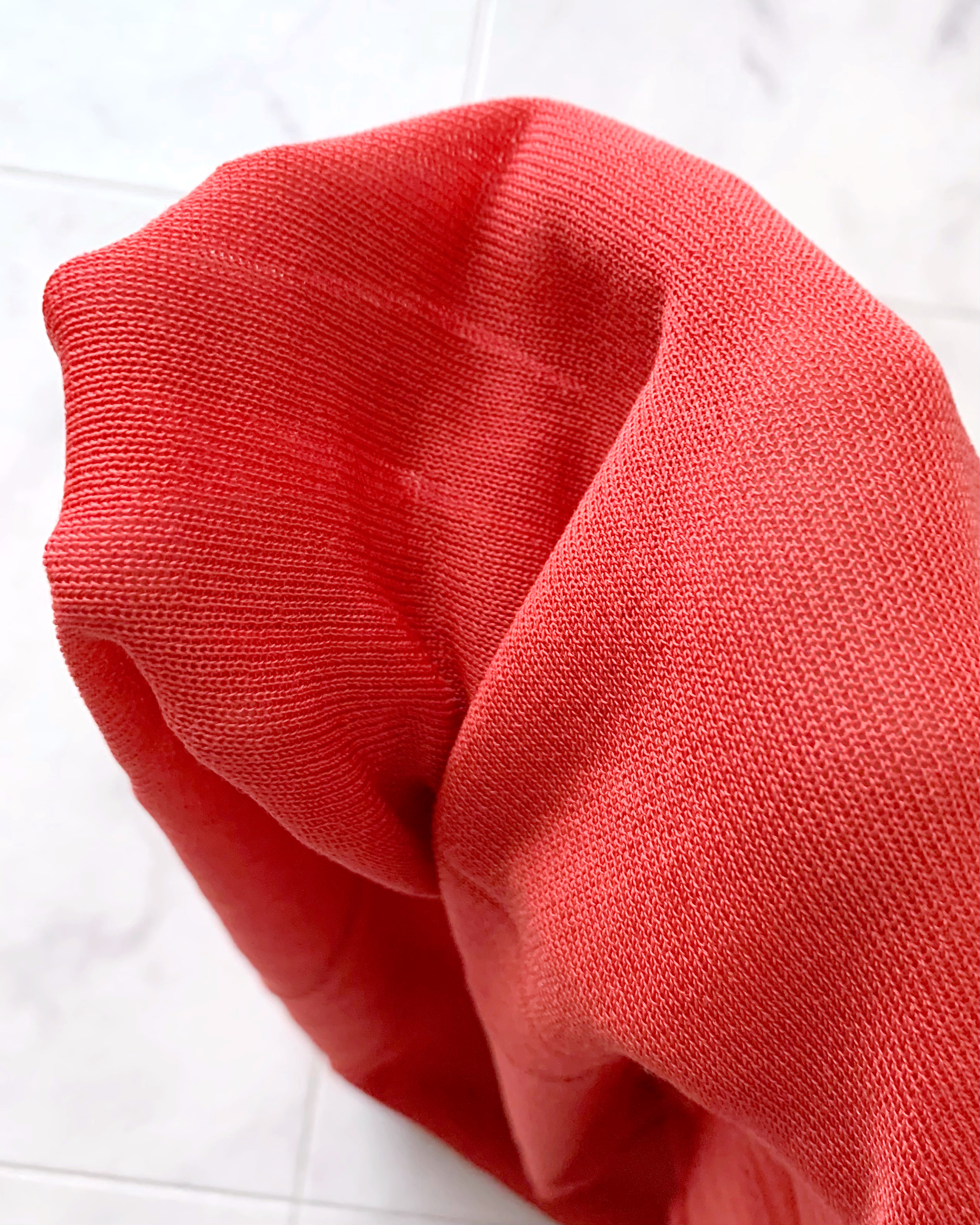 ユニクロのおすすめファッションアイテム「ライトVネックカーディガン(長袖)」