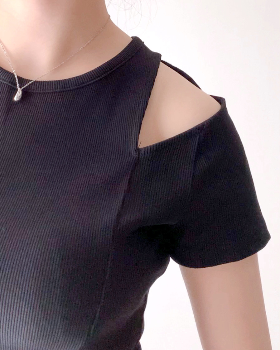 GUのおすすめファッションアイテム「ショルダーカットアウトT(半袖)+E」