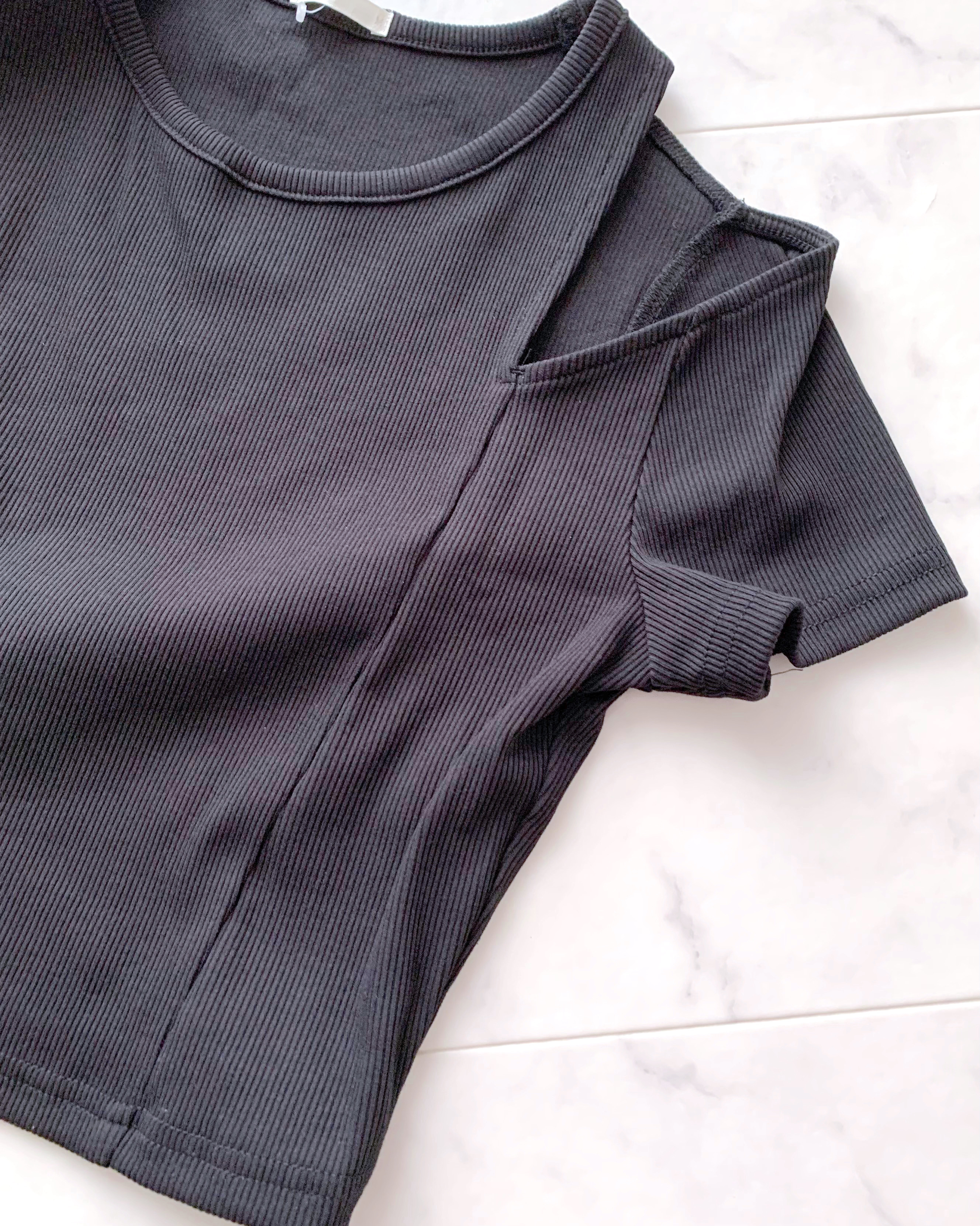 GUのおすすめファッションアイテム「ショルダーカットアウトT(半袖)+E」