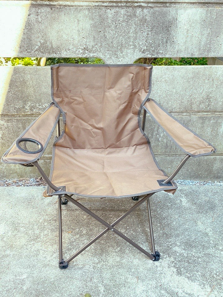 CAINZ(カインズ)のおすすめチェア「アームチェア ブラウン 便利なドリンクホルダー付き」