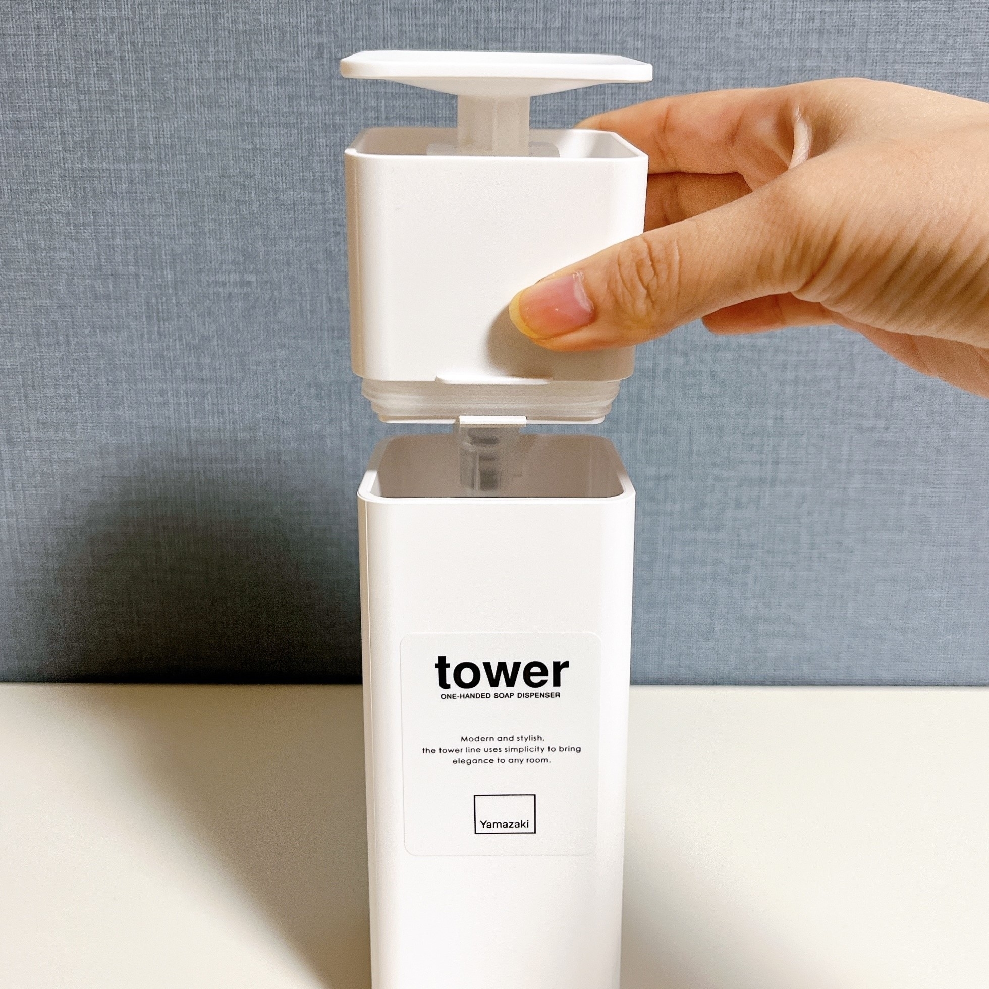ロフトのおすすめキッチンアイテム「片手で出せるディスペンサー ホワイト tower（タワー）」