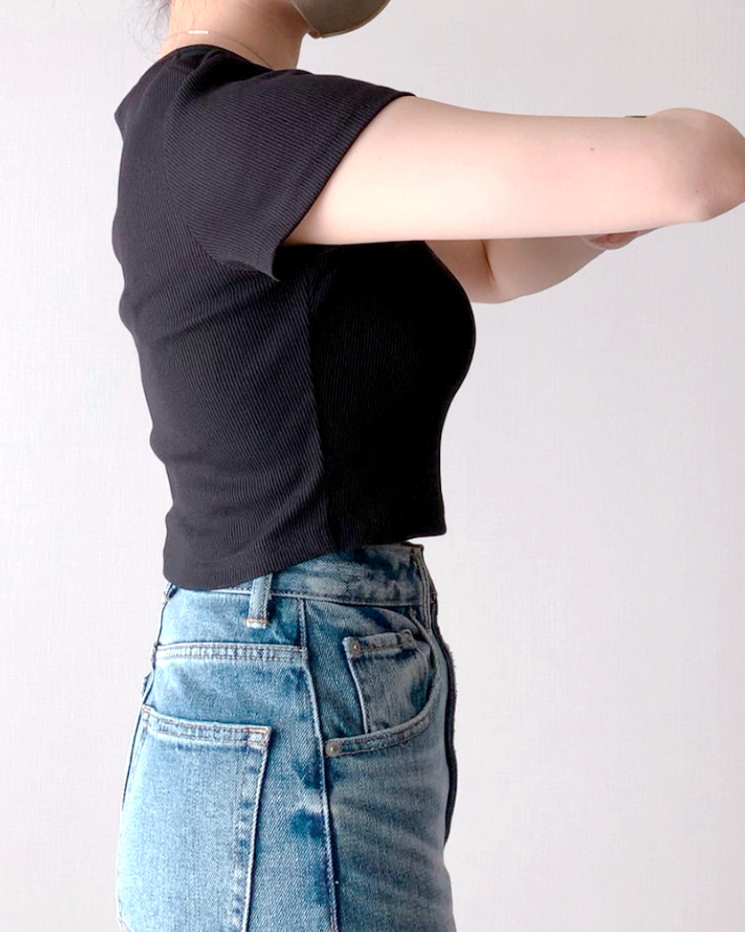 GUのおすすめファッションアイテム「ショルダーカットアウトT(半袖)+E」