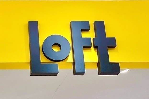 「黄色い背景に「Loft」と書かれた三次元の文字」