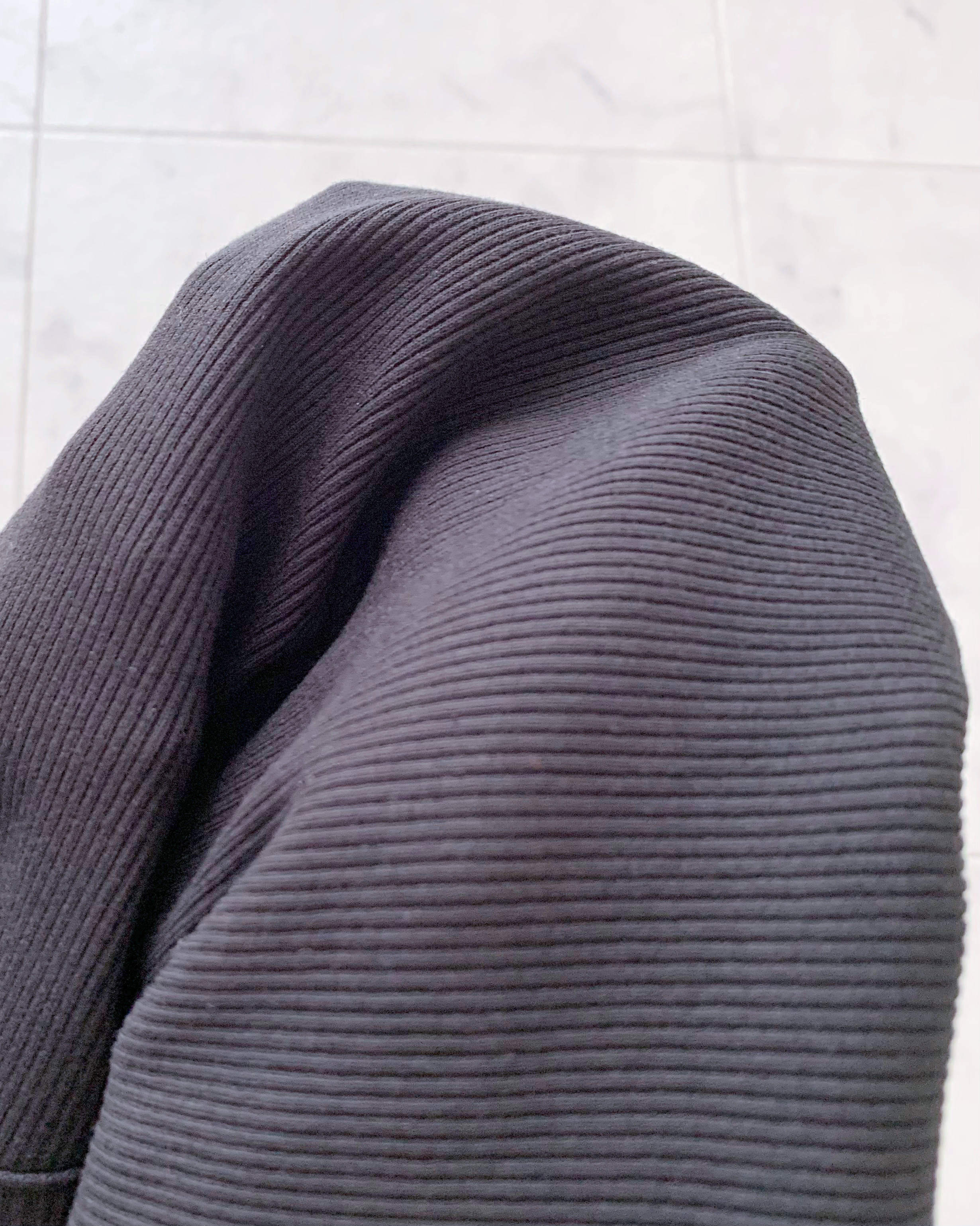 GUのおすすめファッションアイテム「ショルダーカットアウトT(半袖)+E」