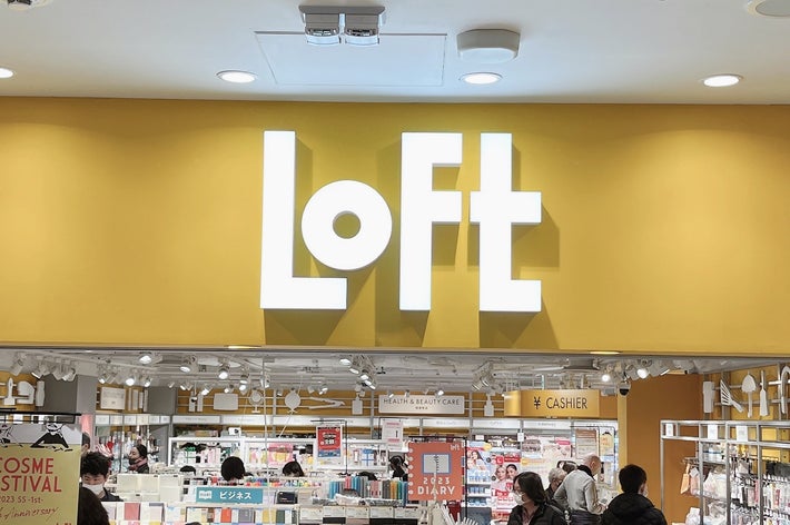 Loft店舗の入り口に人々がいる様子。