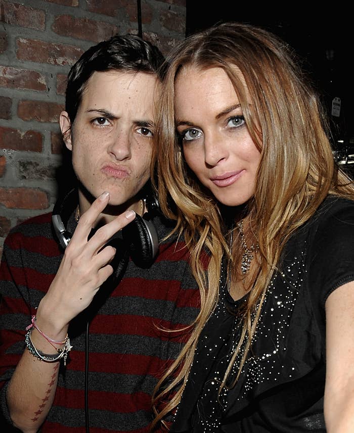 Samantha Ronson giving a peace sign with a smiling Lindsay Lohan