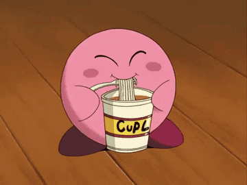 Personaje animado Kirby sentado, sosteniendo y comiendo fideos de un vaso etiquetado &quot;Cup N&quot;