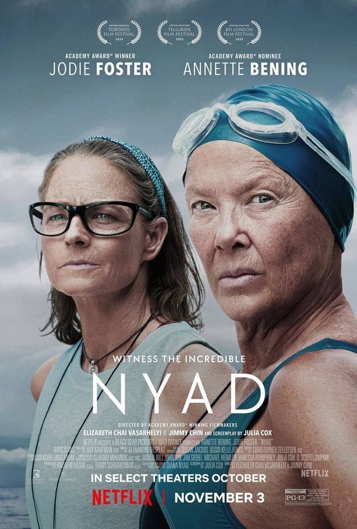 Póster de "The Swimmers" con las actrices Jodie Foster y Annette Bening usando gorras de natación y mirando con determinación. Estreno en Netflix