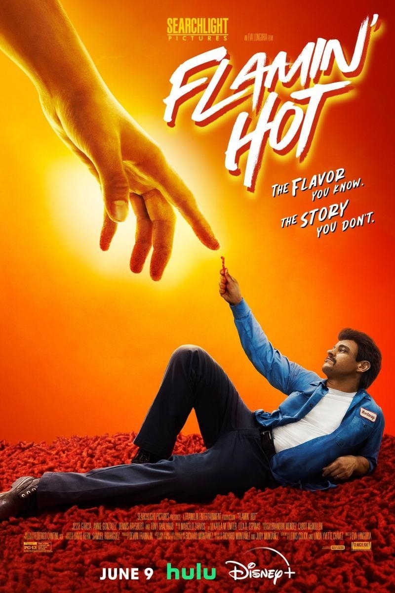 Póster de "Flamin' Hot" con un hombre en traje azul recostado sobre chiles, alcanzando una mano gigante. Estreno 9 junio en Hulu y Disney+